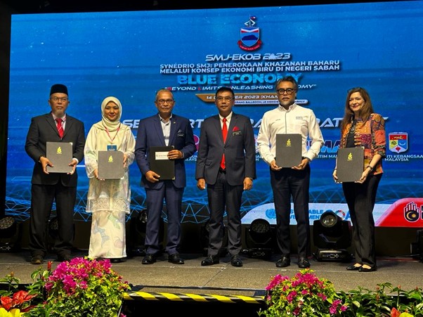 YBhg. Dato’ Mohamed Suffian Awang, MIMA Chairman, representing MIMA in the exchange of the Letter of Intent (LOI) for the Memorandum of Understanding (MoU) agreement with the Secretariat of Sabah Maju Jaya (SSMJ), Chief Minister's Department of Sabah